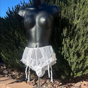 Victoria's Secret bridal lace Small garter belt/panty-brand new with a tag
